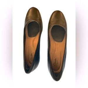 Size 11 Clarks Pumps in black leather with medium heel. Worn once.